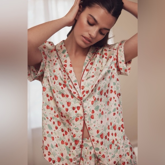 NWT new medium fits small Anthropologie silky pattern pajama top strawberry - Picture 1 of 15